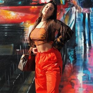 PÓSTER GIRL ORANGE CROP TOP